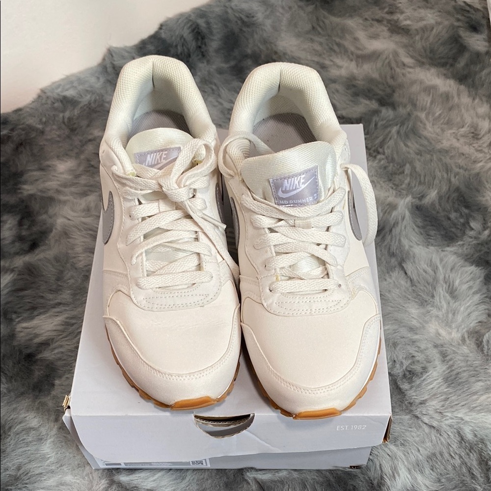 - Nike MD RUNNER 2 size 8.5 Off-White and Light Gray Sneakers like new - Picture 2 of 9